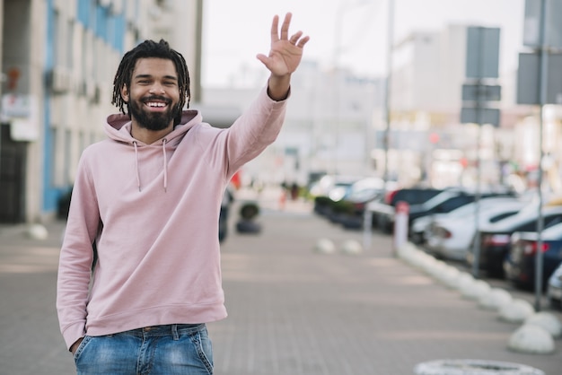 Homem feliz, acenando tiro médio