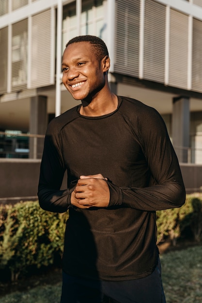 Foto grátis homem feliz ao ar livre em tiro médio