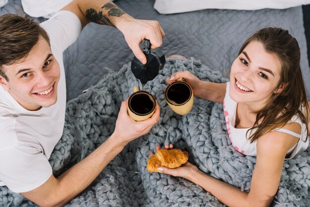 Homem feliz, café torrencial, em, copo, cama