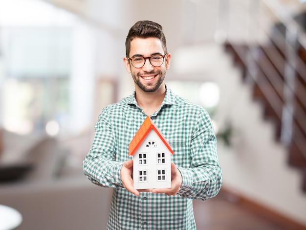 Foto grátis homem feliz com a miniatura de seu futuro lar