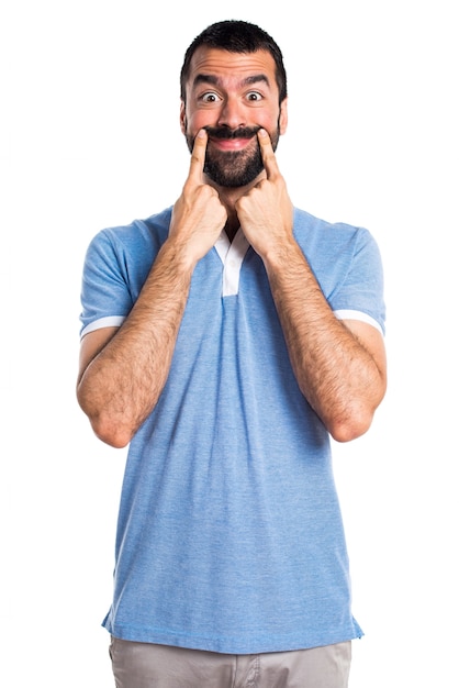 Homem feliz com camisa azul