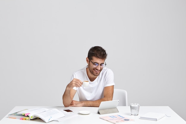 Homem feliz com expressão satisfeita