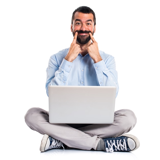 Foto grátis homem feliz com laptop