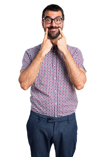 Homem feliz com óculos