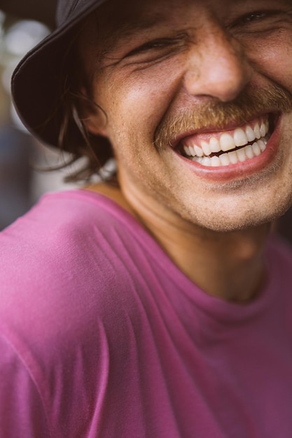 Foto grátis homem feliz com um chapéu panamá com um sorriso atraente. retrato de close-up.