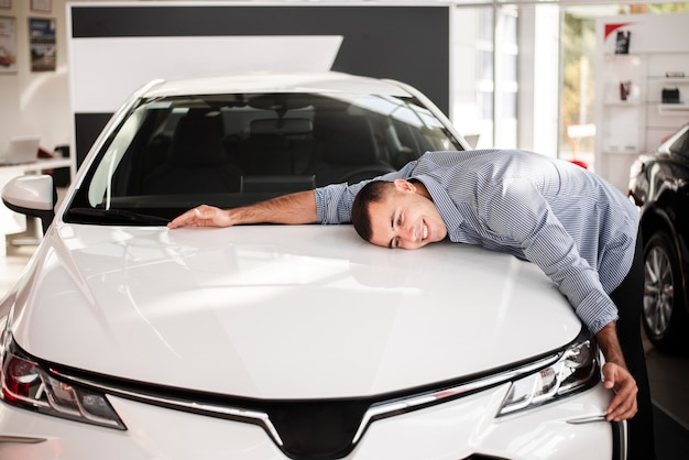 Homem feliz comemorando seu carro novo