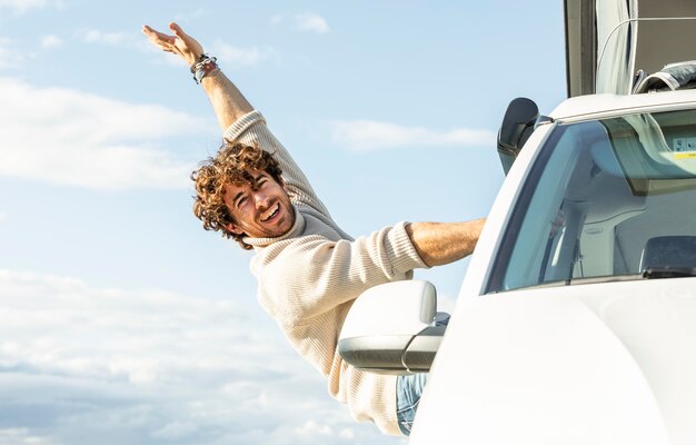 Homem feliz curtindo uma viagem