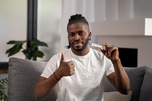 Homem feliz depois de obter um resultado negativo no teste