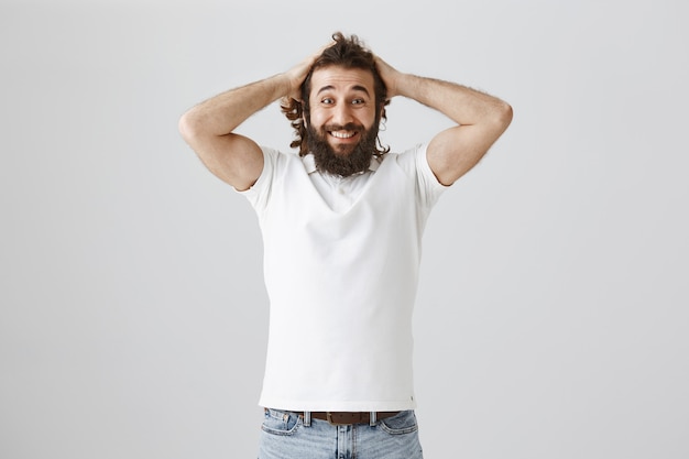 Homem feliz e surpreso sorrindo, parecendo surpreso com as notícias