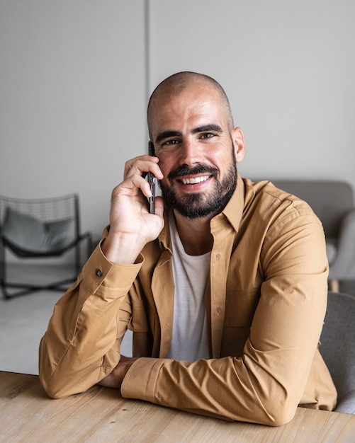 Foto grátis homem feliz falando no telefone