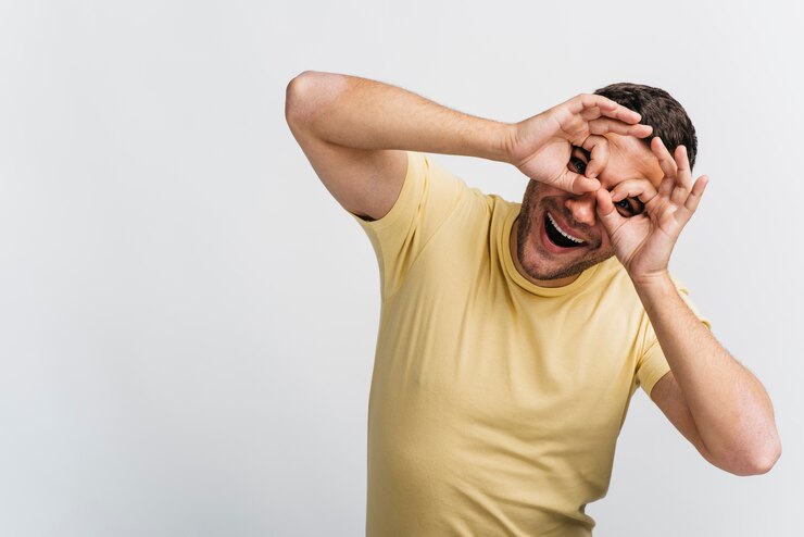Foto grátis homem feliz fazendo óculos falsos com espaço de cópia