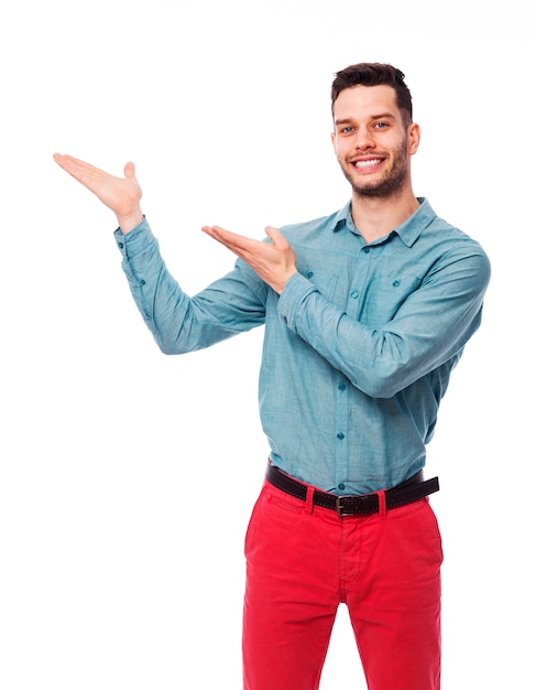 Homem feliz gesticulando algo no espaço da cópia