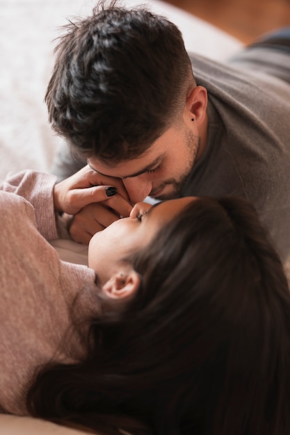 Homem feliz ligação com a esposa