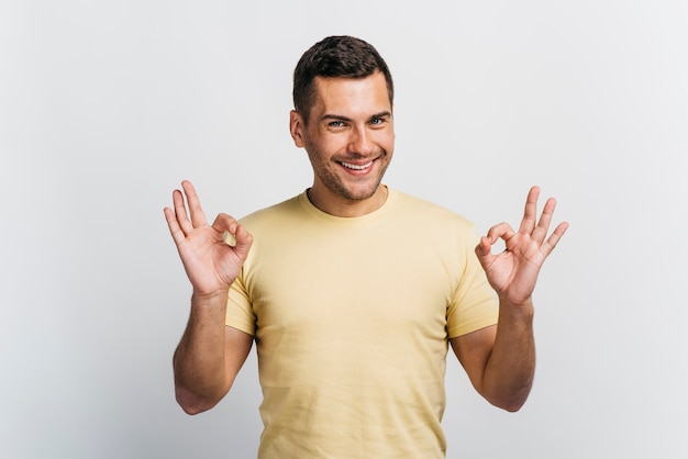 Homem feliz, mostrando, tá bom sinal