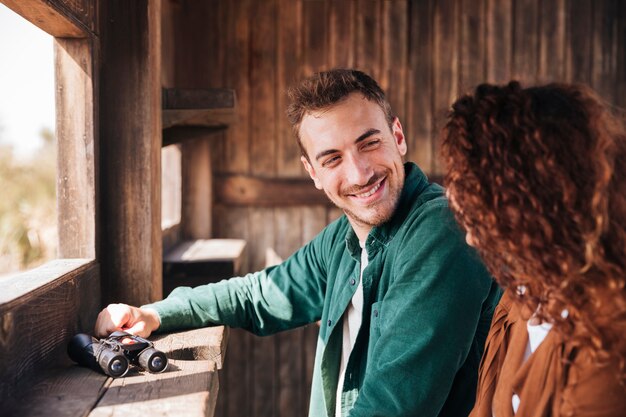 Homem feliz olhando para sua namorada