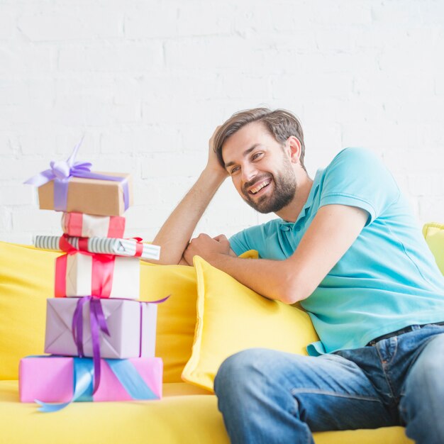 Homem feliz, olhar, de, empilhado, presentes aniversário