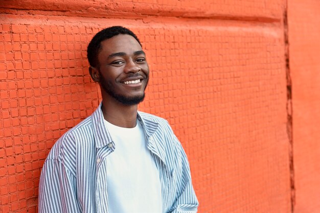 Homem feliz posando de tiro médio