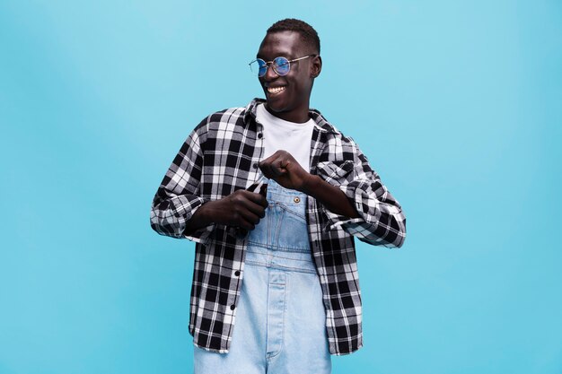 Homem feliz posando em estúdio