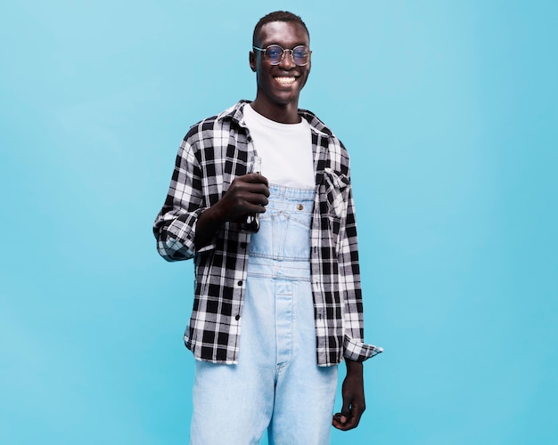 Homem feliz posando em estúdio