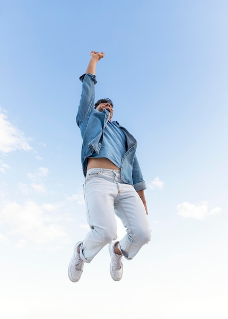 Foto grátis homem feliz pulando ao ar livre