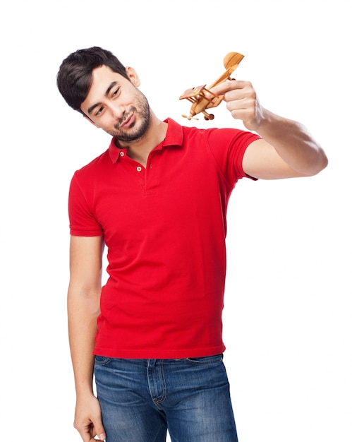 Foto grátis homem feliz que joga com um brinquedo