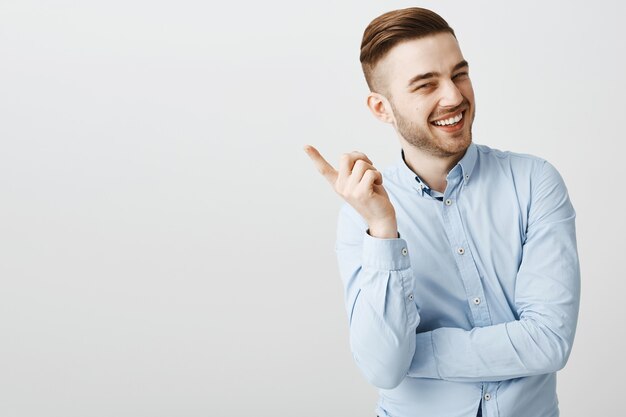 Homem feliz satisfeito sacudindo o dedo e sorrindo ao ouvir um bom argumento, ótima ideia, elogiando ótimo trabalho