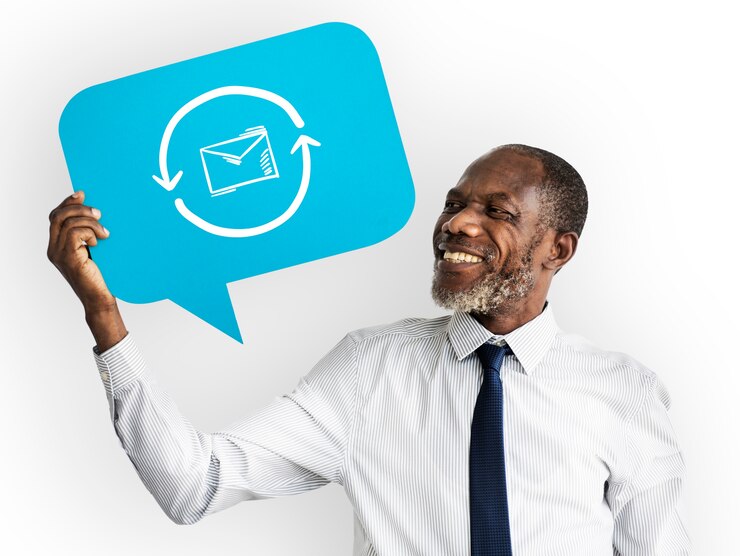 Foto grátis homem feliz, segurando, email, símbolo