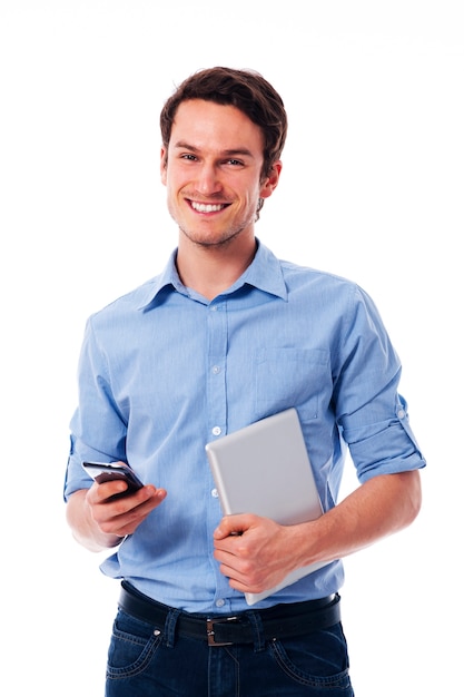 Homem feliz segurando um celular e um tablet digital