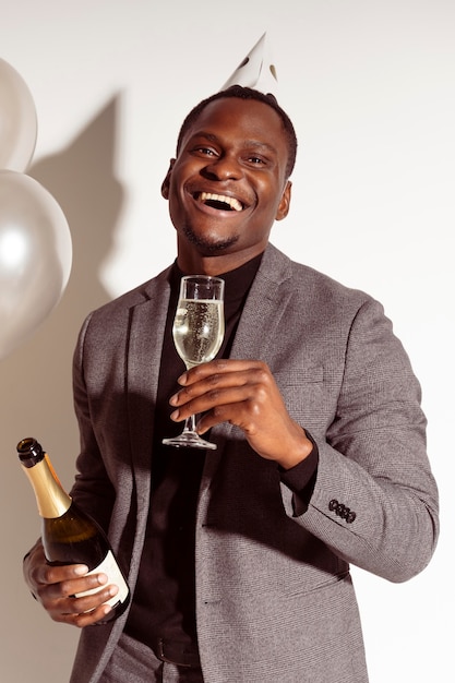 Homem feliz segurando uma taça de champanhe