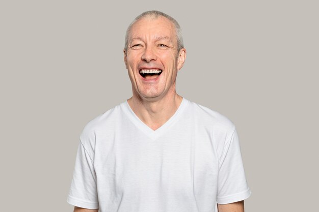 Homem feliz sênior em um retrato de camiseta branca