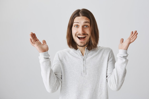 Homem feliz surpreso batendo palmas espantado, sorrindo feliz