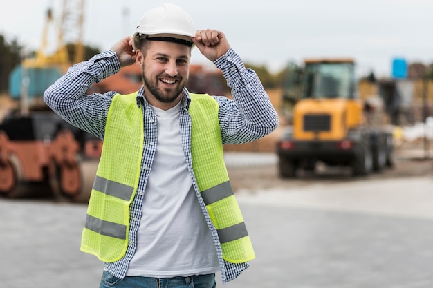 Foto grátis homem feliz usando capacete de segurança