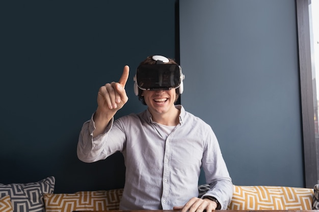 Homem feliz usando fone de ouvido de realidade virtual