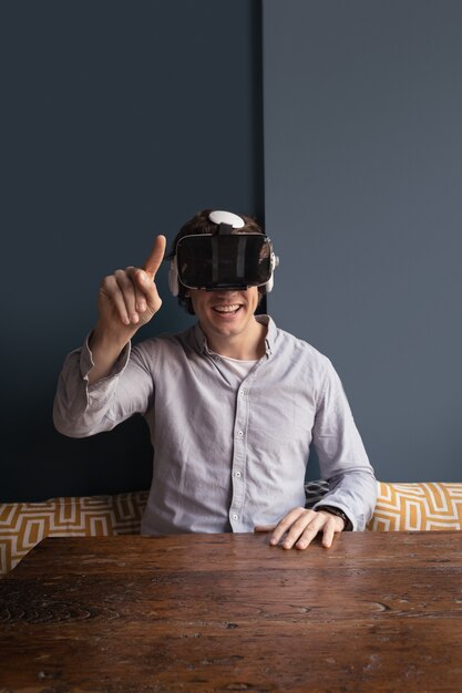 Homem feliz usando fone de ouvido de realidade virtual