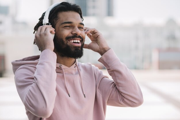 Homem feliz usando fones de ouvido