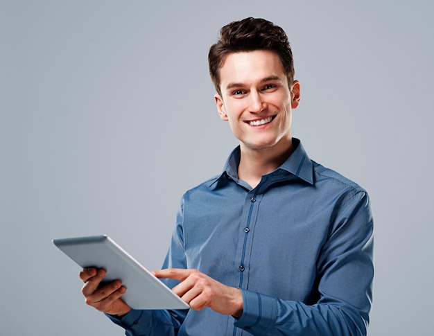 Homem feliz usando tablet digital