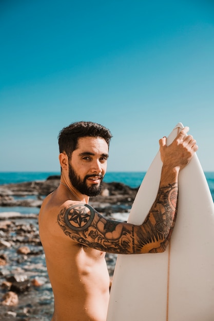 Homem, ficar, com, branca, surfboard, ligado, praia