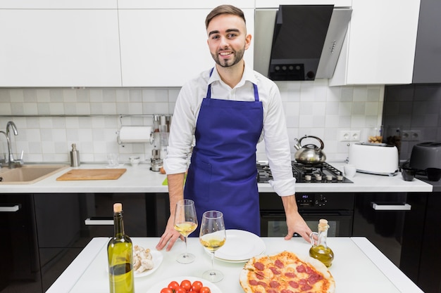 Homem, ficar, tabela, com, pizza, e, copos de vinho