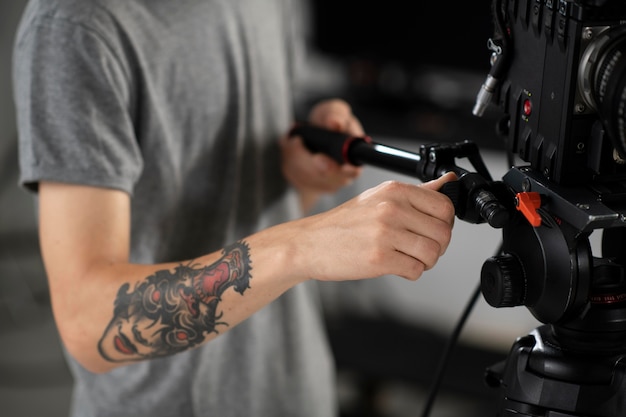 Foto grátis homem filmando com câmera profissional