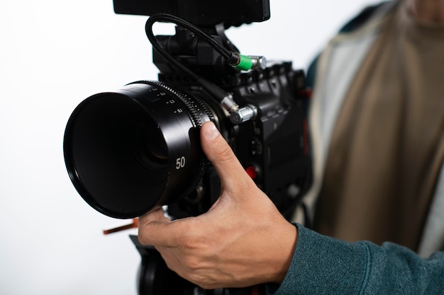 Foto grátis homem filmando com câmera profissional