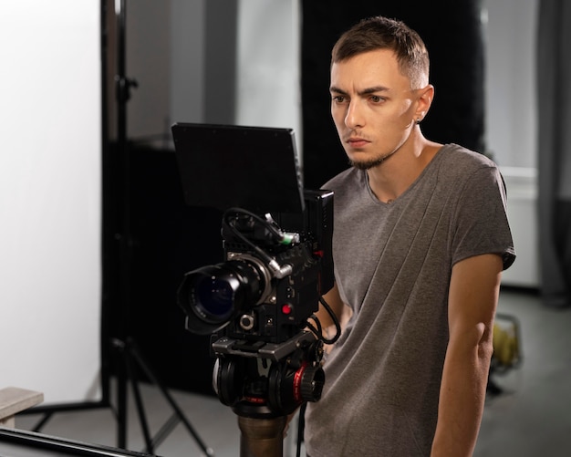 Homem filmando com uma câmera profissional para um novo filme
