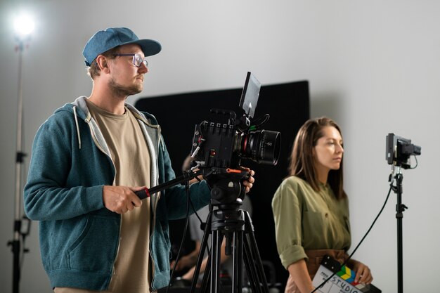 Homem filmando com uma câmera profissional para um novo filme