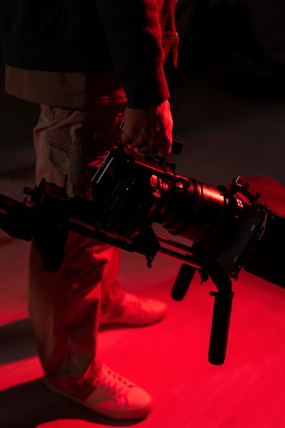 Foto grátis homem filmando com uma câmera profissional para um novo filme