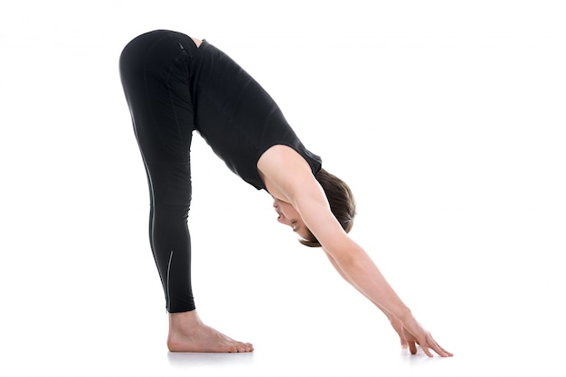 Homem flexível que faz o exercício da ioga