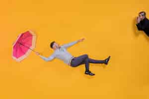 Foto grátis homem flutuando no ar com um guarda-chuva