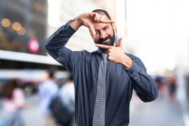 Foto grátis homem focado com os dedos