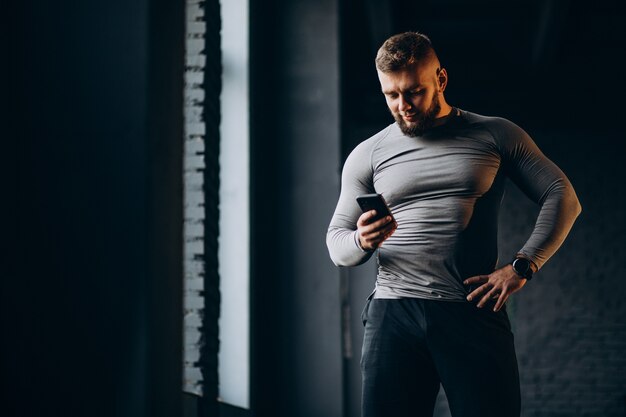 Homem forte se exercitando na academia