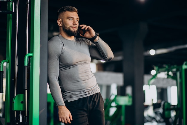 Foto grátis homem forte se exercitando na academia