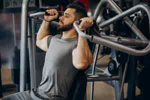 Foto grátis homem forte treinando na academia