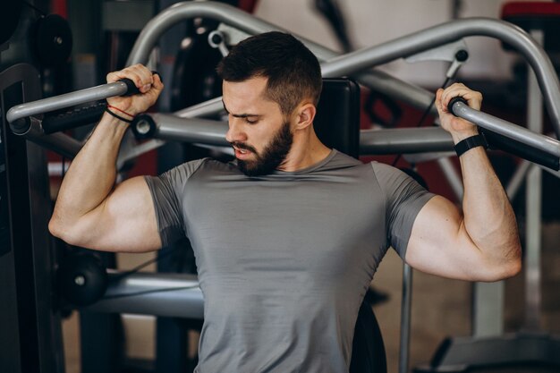 Homem forte treinando na academia